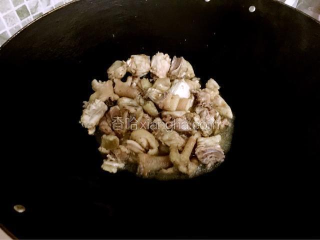 锅中放入适量的油（比平常炒菜的油多一点）烧热后放入鸡块