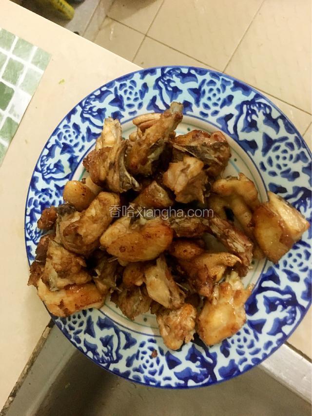 待鸡肉炒至金黄盛出备用