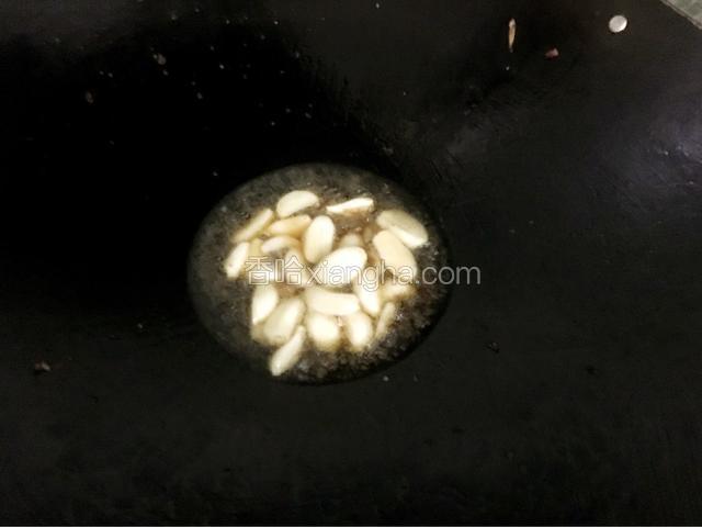 锅中留底油，放入蒜头爆香