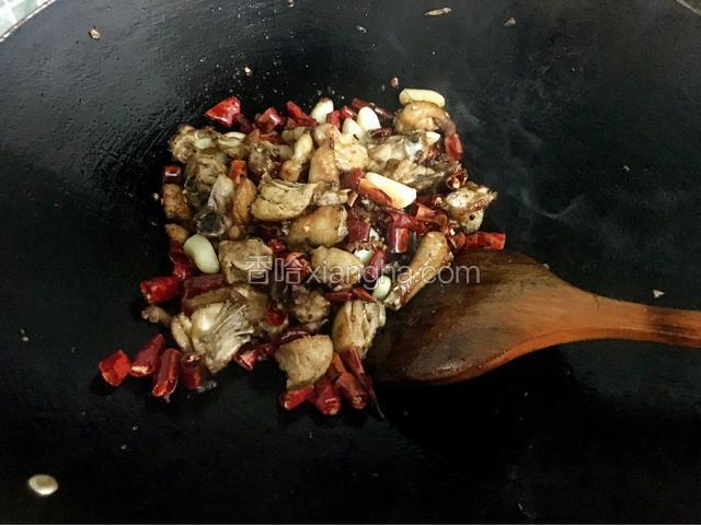 接着倒入炒好的鸡肉