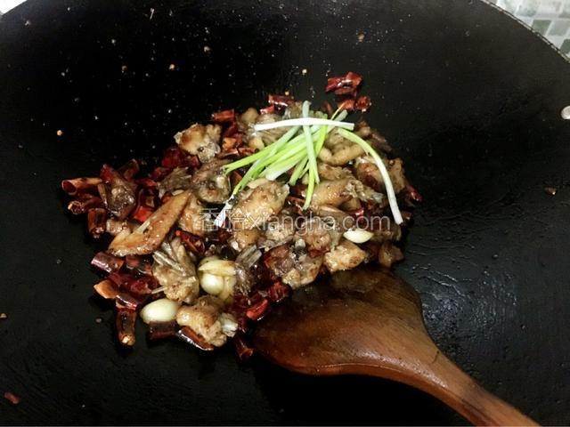 加入葱段和适量的盐