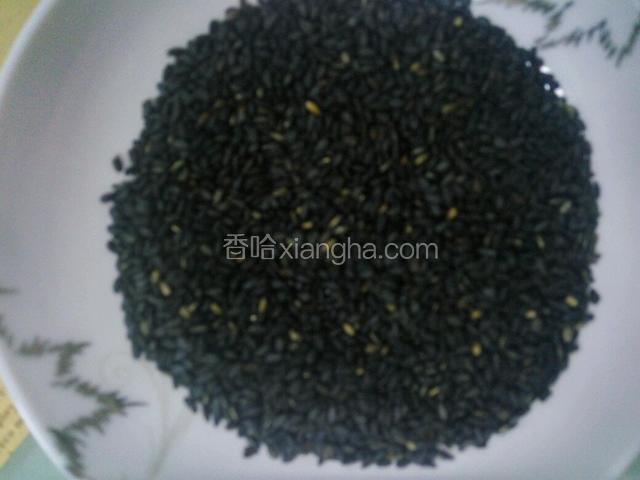 适量油放入锅内加热，同时备好黑芝麻。