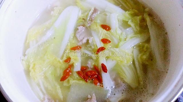 加入少许盐与鸡精，枸杞，关火