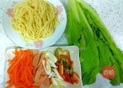 火腿炒面的做法图解1