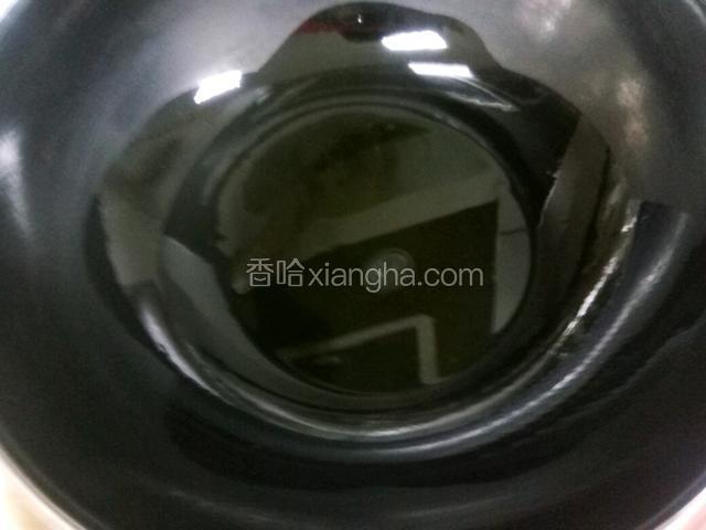 锅内倒油烧热。
