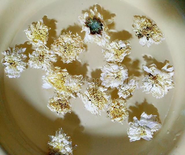白菊干洗净，沥干备用。