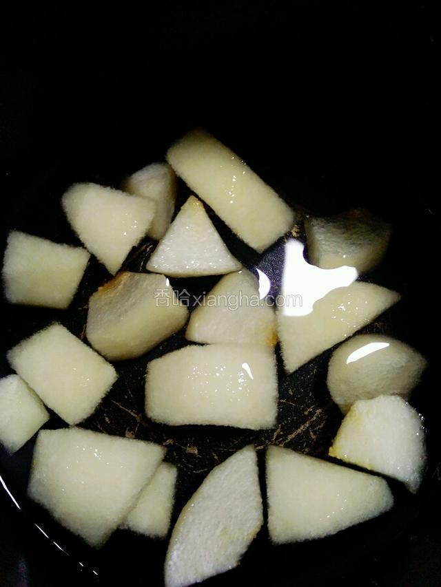 雪梨削皮去核，切丁后用水煮。