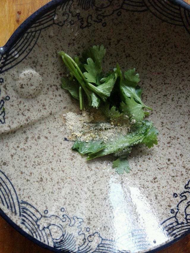 碗中放入少量盐，胡椒粉，鸡精和香菜叶