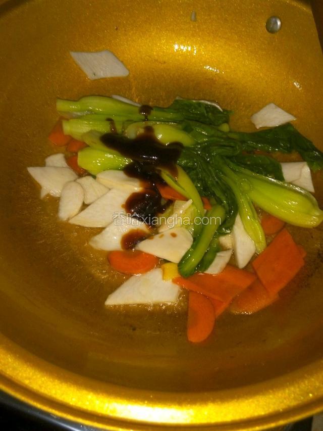倒入所有的主配料翻炒，加入蚝油继续翻炒，