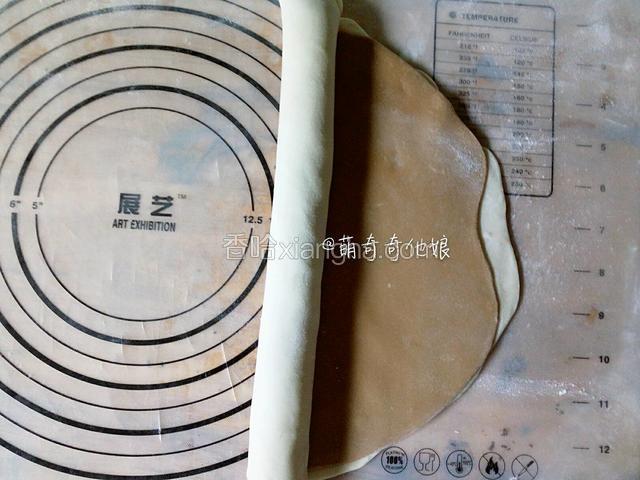 从一边卷起来，卷紧。