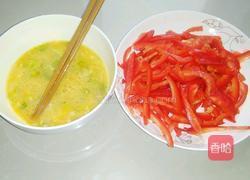 红椒炒鸡蛋饼的做法图解1