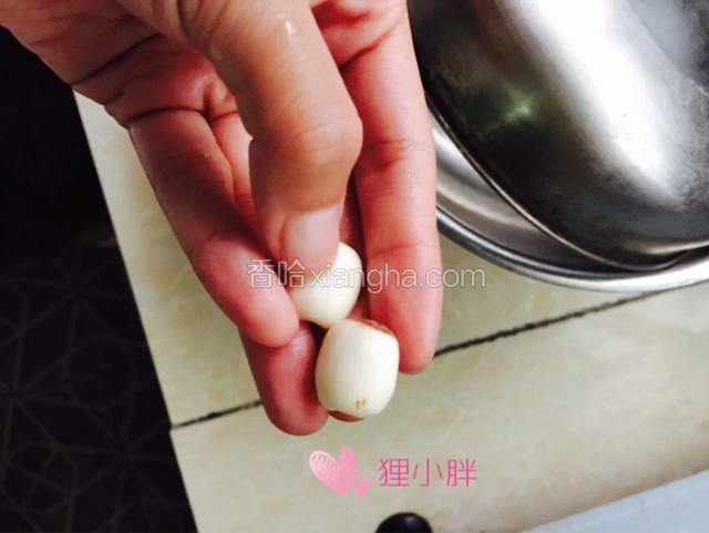 第二天拿出来指甲能掐进莲子