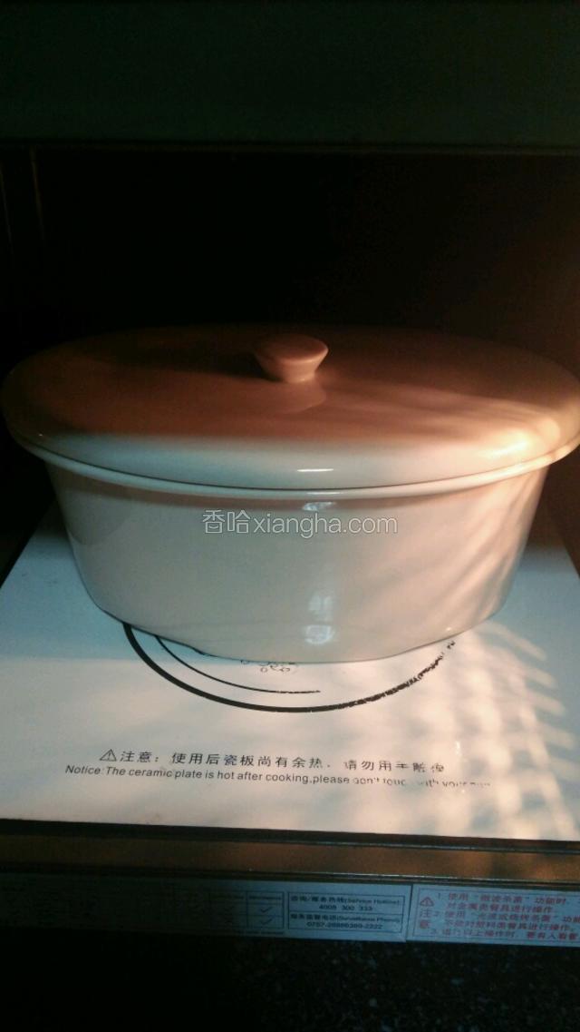 盖上盖子，放进微波炉定时4分钟即可。
