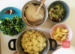 地锅鸡(因为家里没有容器所以菜和主食都放锅里了)宫子城的做法图解1