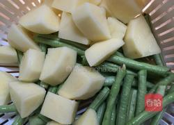 排骨炖豆角土豆的做法图解2