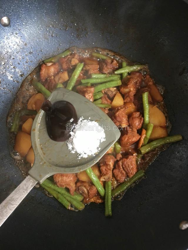 半小时后加入土豆豆角炖20分钟后加入适量蚝油和盐翻炒均匀