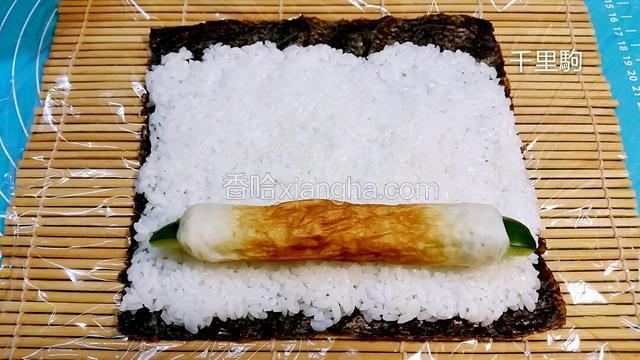 放上青瓜竹轮卷