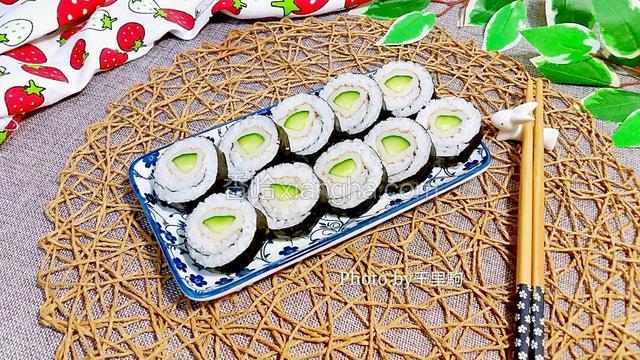 装盘子上餐桌享用