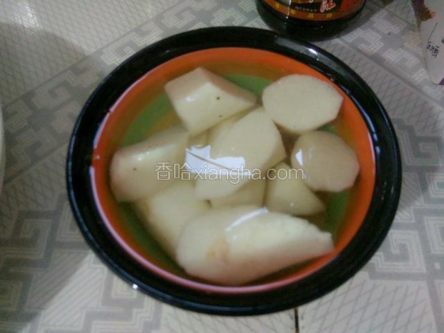 山药去皮，滚刀切块，用水泡着备用