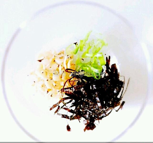 准备个小碗，加入葱花，紫菜和虾米（虾米提前泡水洗净）
