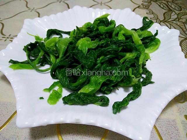 将小油菜择洗干净，放开水里烫一下放凉水里拔凉攥干水分，备用