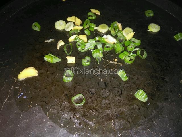 锅里油烧热，放入葱姜爆香锅。