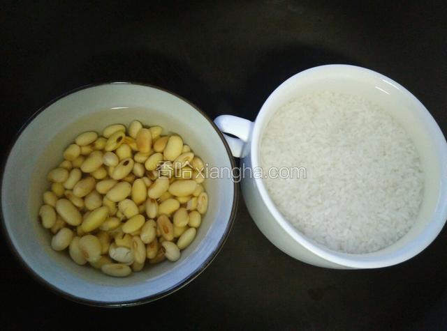 把黄豆、大米提前泡软，我是头天晚上泡上，第二天一早起来煮的。