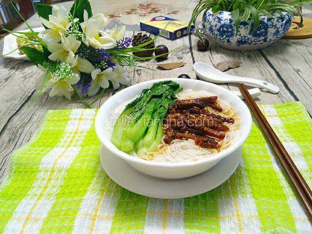 加入炒好的麻辣肉丝，摆上青菜即可。