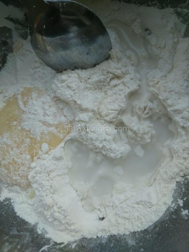 糯米粉里加入炼乳和开水