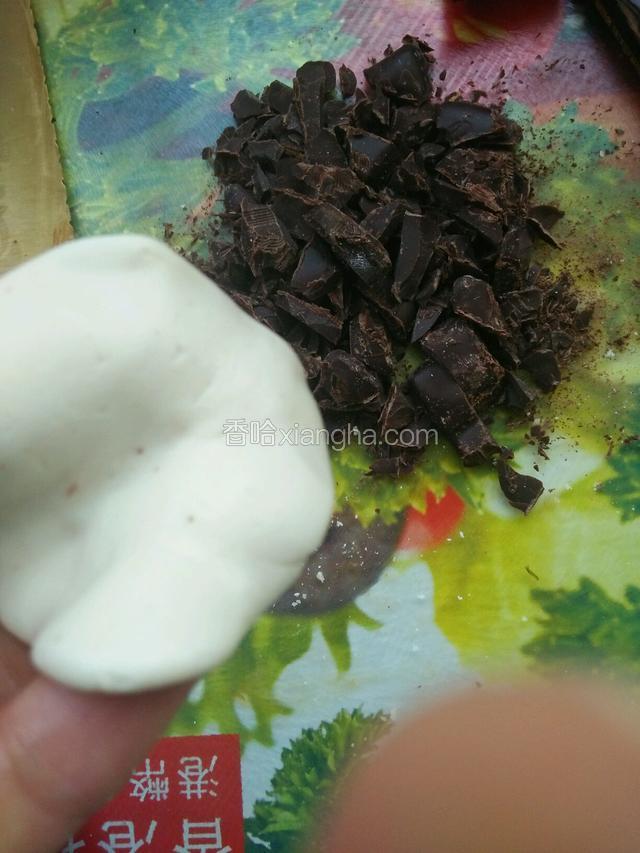 揪下一小团面揉圆按扁或擀或是用手捏成中间厚周围薄的圆皮