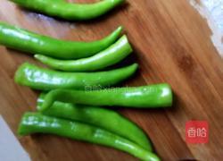 蒜香虎皮辣椒的做法图解1