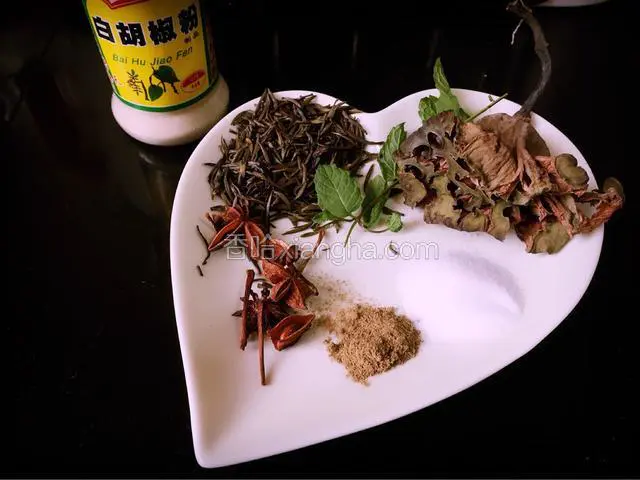 先准备好所需要的调味品，并称好其分量