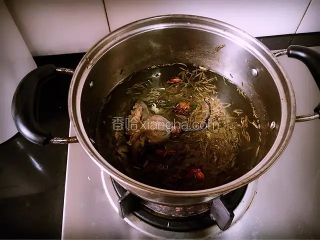 锅里倒入适量的清水，放入准备好的调味品，大火烹煮出香味