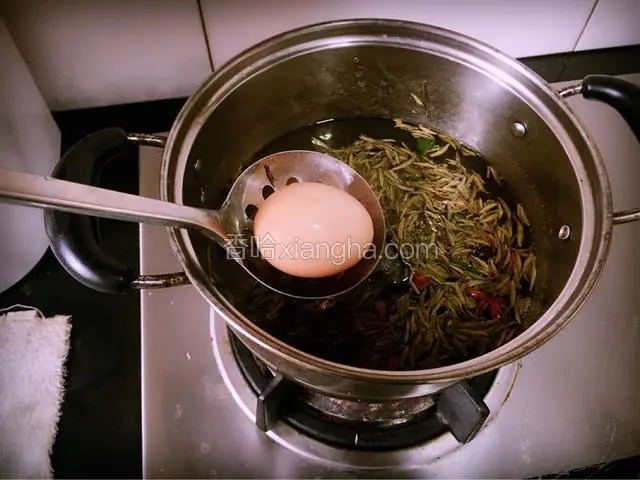 待锅中水煮沸时，用漏勺将土鸡蛋轻轻放进锅内