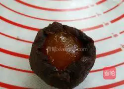 Illustration of how to make crispy egg yolk mooncakes 2