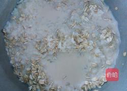香蕉奶香麦片粥的做法图解2