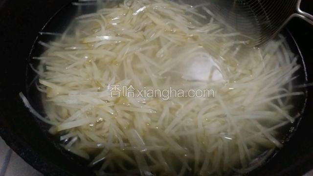 再将咸菜丝焯水去涩味