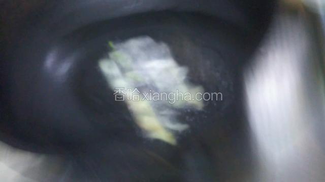 锅中放油放入葱姜爆香
