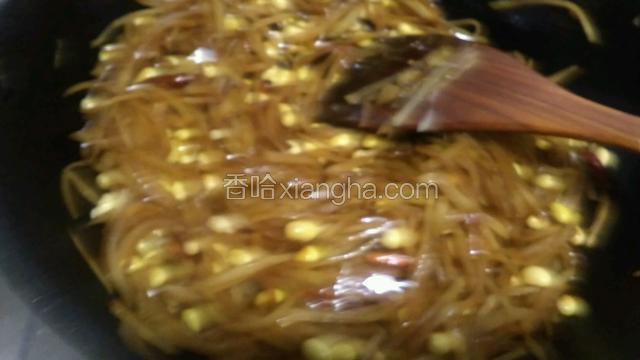 黄豆入味后加入鸡精关火