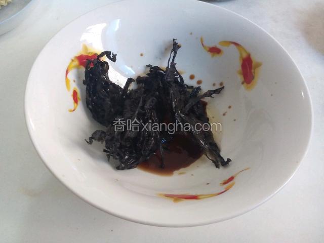 准备调料碗，适量的生抽、盐、花生油和陈醋，撕入少许紫菜！