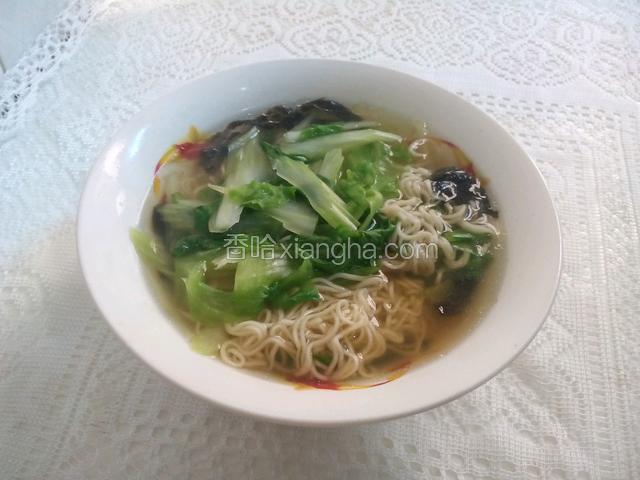 把煮好的菜和面条带水倒入调料碗里。