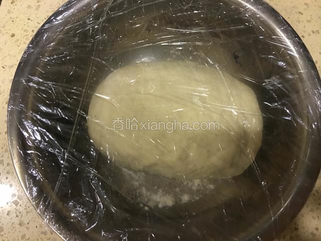 面粉中加入酵母水，揉成面团，盖保鲜膜室温发酵1～2小时。