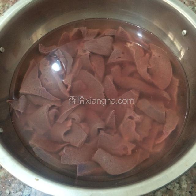 猪肝洗净后，片成2mm厚的片，在水里反复冲洗，然后清水浸泡30分钟，换水继续洗至无血水。