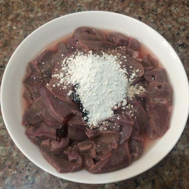 调入半勺盐、干淀粉一勺、一勺生抽、半勺醋、两勺料酒、一点白糖、搅拌均匀，码味。