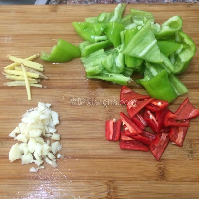尖椒切小块，红椒也切小块，姜切丝，蒜切末。