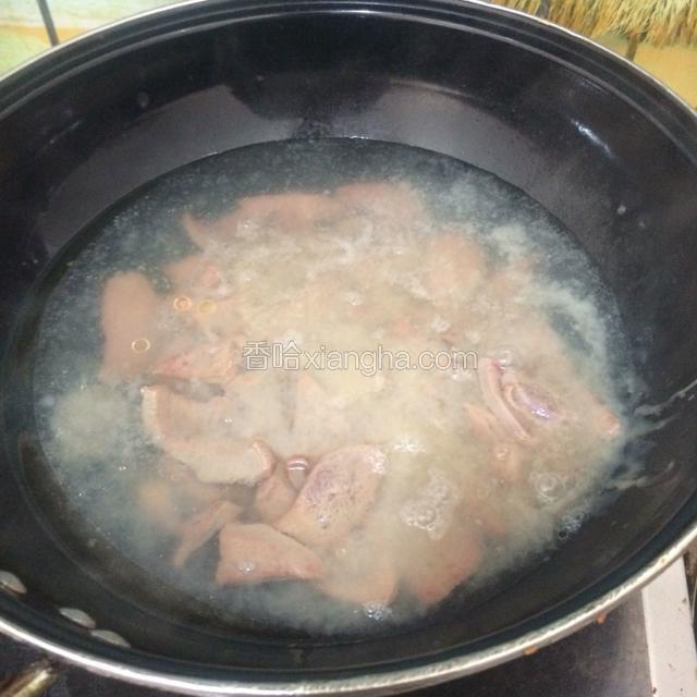 锅烧开水后倒入猪肝，滚珠煮5秒，用笊篱捞出，控干水分。