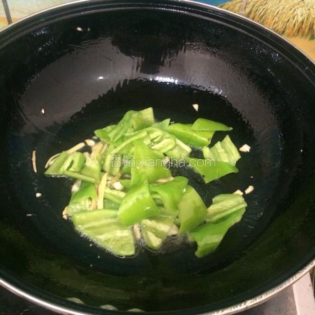 放入尖椒炒至断生。