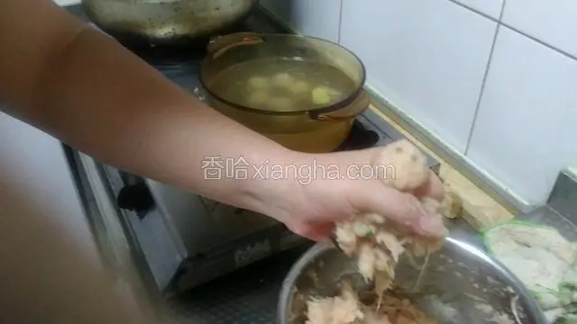 一个手的虎口挤出丸子
