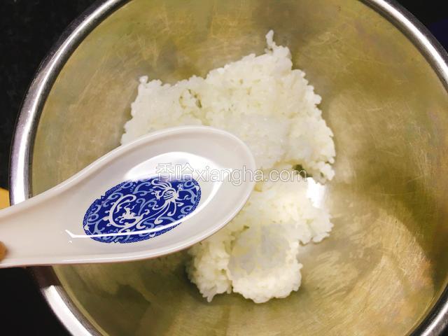 米饭加入寿司醋拌匀。