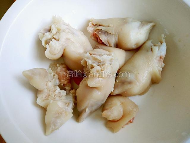 剁成块，然后凉水下锅烧开去血沫。捞出放凉水中拔凉。控水备用